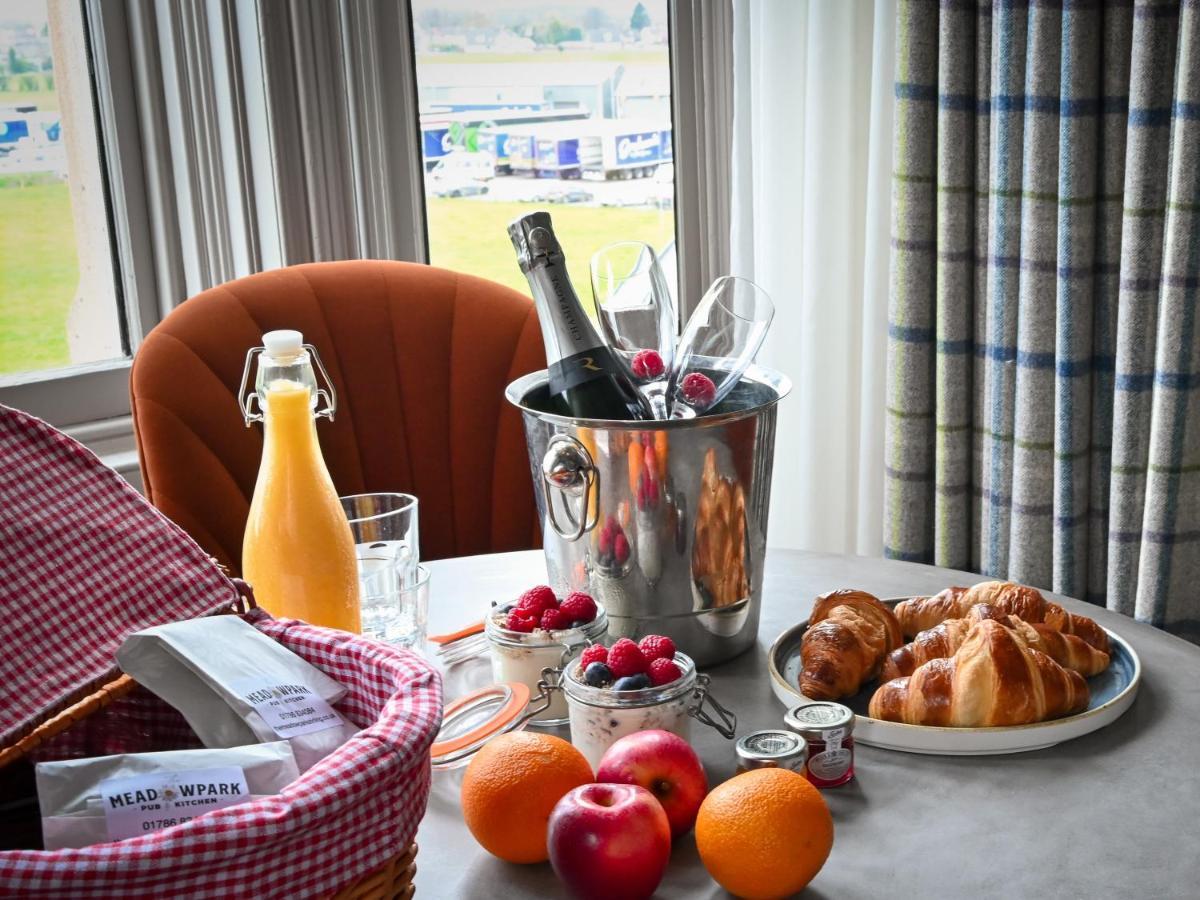 The Meadowpark Bar, Kitchen & Rooms Стърлинг Екстериор снимка